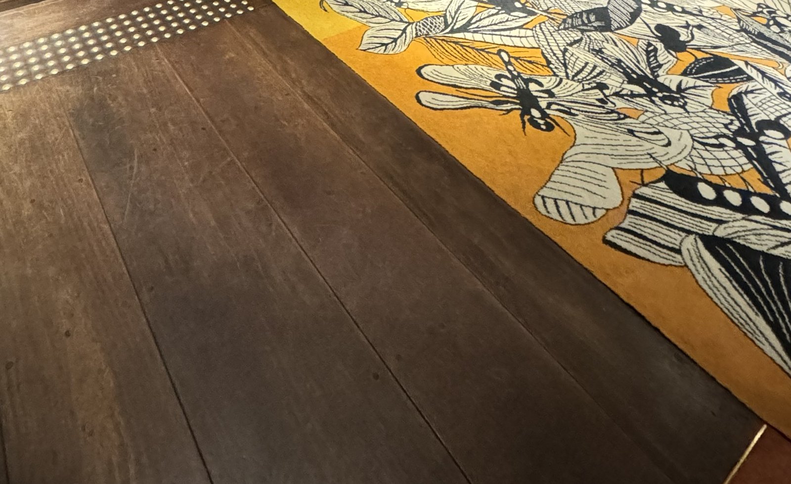 Tapete botânico de flores e abelhas no lobby do Rosewood São Paulo